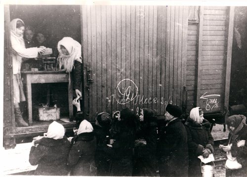 Выдача продуктов на э/п "Борисова Грива". 1942 г. Лен. область. Склеена из 2-х частей, левая часть