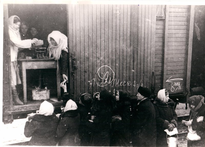 Выдача продуктов на э/п "Борисова Грива". 1942 г. Лен. область. Склеена из 2-х частей, левая часть