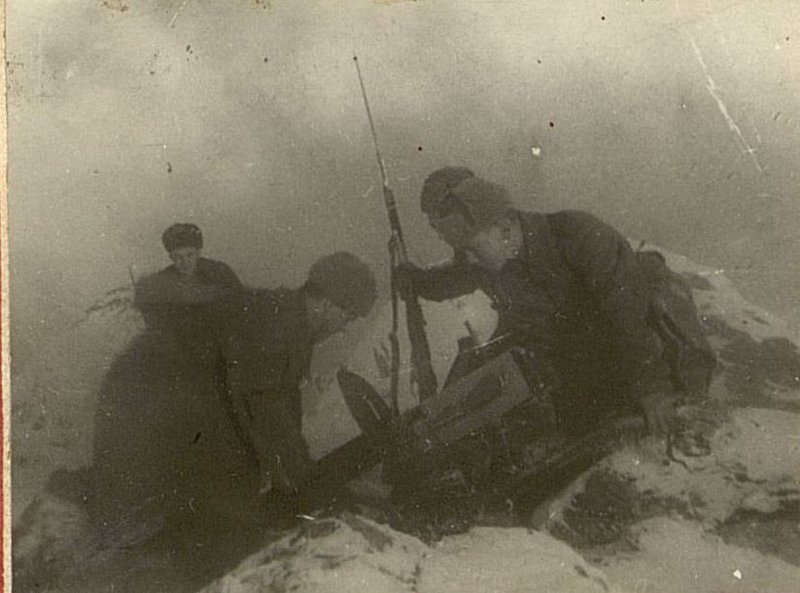 Image: Machine gun crew of Sergeant Belyakov (3rd machine gun company) moves to the firing line