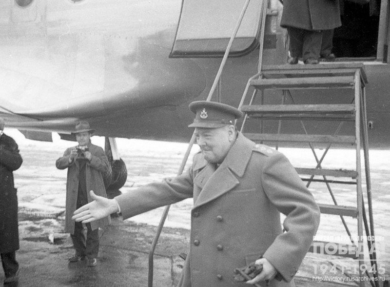 Премьер-министр Великобритании У. Черчилль, прибывший на Крымскую конференцию, у трапа самолета