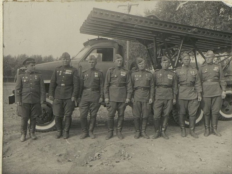 Фотография: Лучший расчет 2-й батареи 1-го дивизиона и Командир батарей гвардии лейтенант Сивак