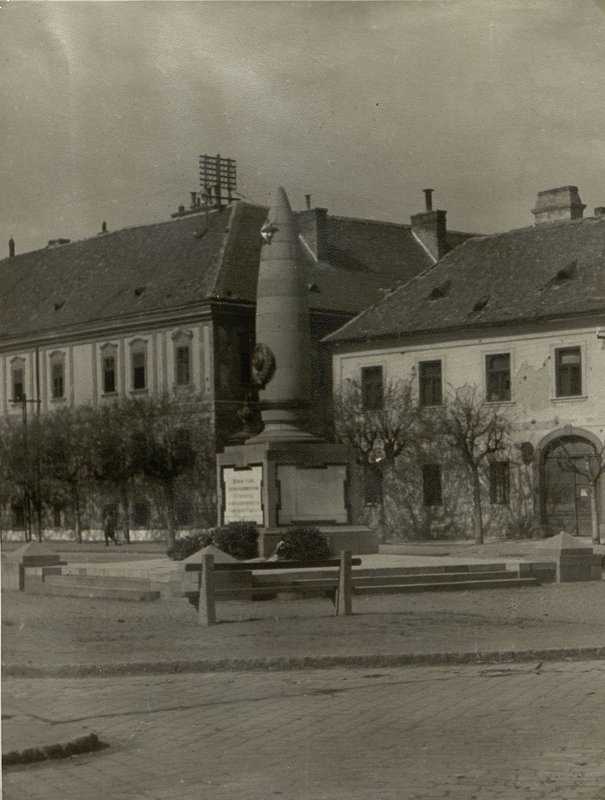 Image: Vats. Monument to the fallen artillerymen