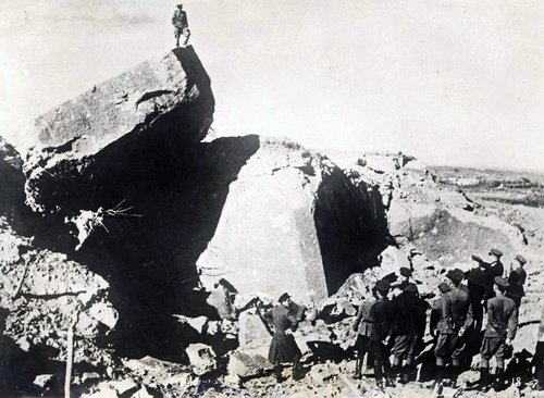 Советские офицеры рассматривают разрушеные японские укрепления