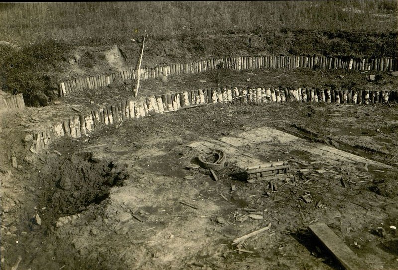Image: Direct hits of 152 mm shells on the Firing Positions of the Germans