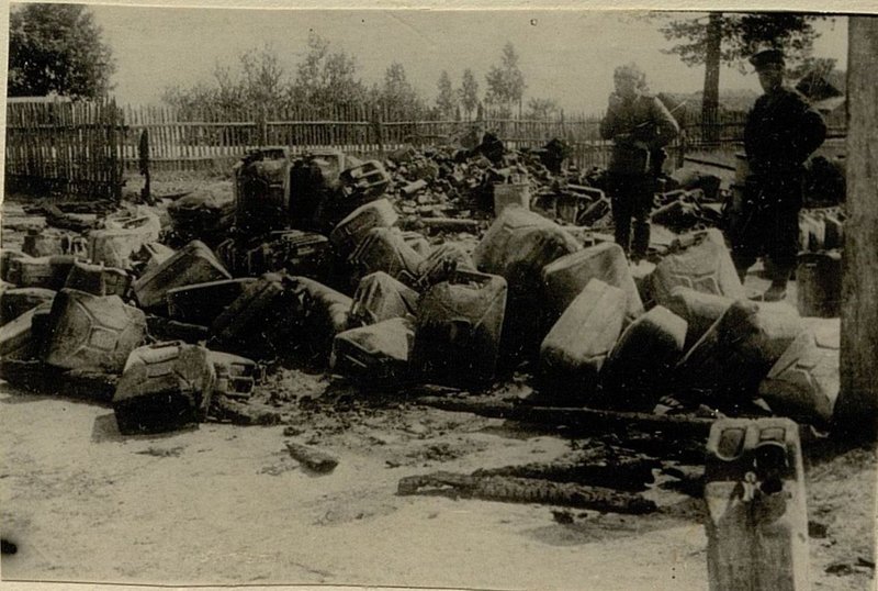 Фотография: Склад горючего, захваченный у противника юго-восточнее г. Минск