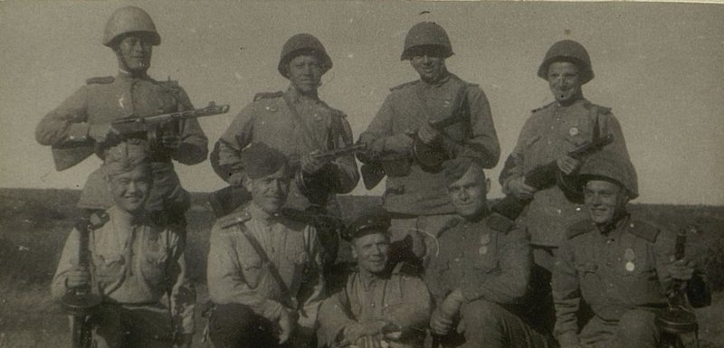 Фотография: Комсомольцы орденоносцы: (верхний ряд): Баймяткин, Огурцов, Пушкарев, Сидоркин, (нижний) Брынцов, Савин, Патугинский, Жабин, Аристанов