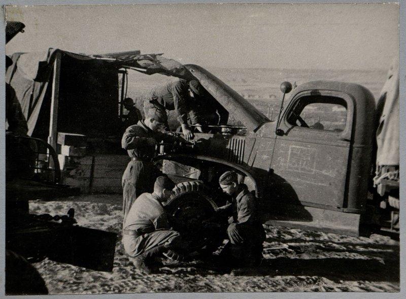 Фотография: Альбом "История 28 автомобильного полка, 1943-1944 гг."