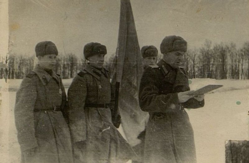Фотография: Вручение Красного Знамени части Командующим Южно - Уральским военным округом Генерал-полковником товарищем Рейтер