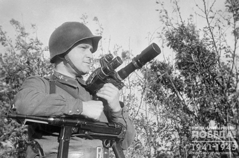 Кинооператор А.Г. Кричевский во время проведения киносъемки на одном из участков Западного фронта