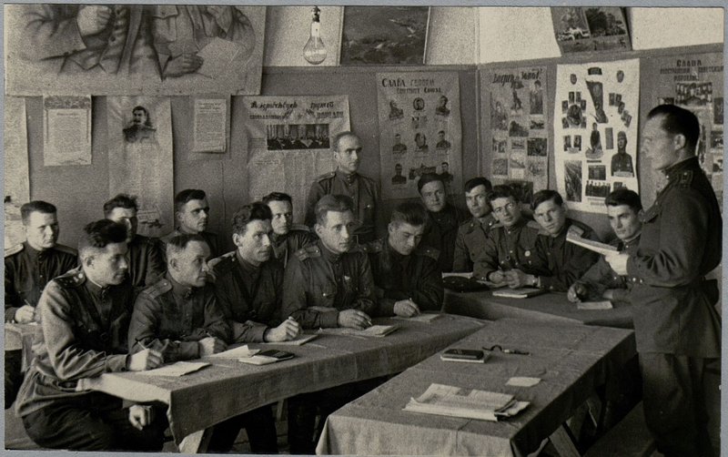 Фотография: Заместитель командира полка по политической части майор Селиванов проводит собеседование по книге товарища Сталина "О Великой Отечественной войне Советского Союза"
