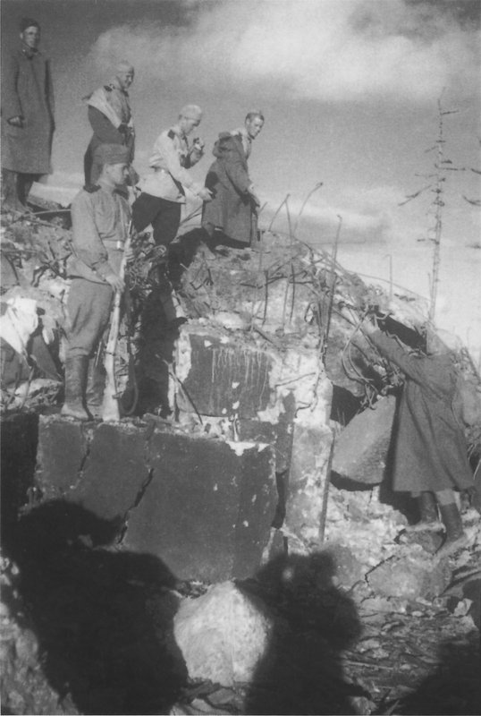Советские солдаты на ДОТе Харамитогского укрепрайона, подорванном саперами 165-го стрелкового полка. Сахалин