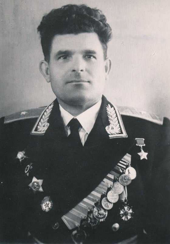 Герой Советского Союза генерал-майор Мошляк Иван Никонович. Участник боев на озере Хасан и Великой Отечественной войны, командир стрелкового полка