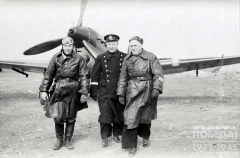 Командующий ВВС Черноморского флота Н.А. Остряков (слева), военком ВВС Черноморского флота бригадный комиссар Н.В. Кузенко и начальник летной инспекции Герой Советского Союза подполковник Н.А. Наумов (справа) на аэродроме у самолета