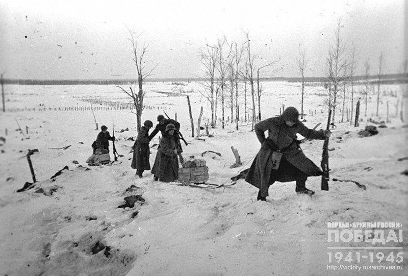Бойцы доставляют боеприпасы на передний край