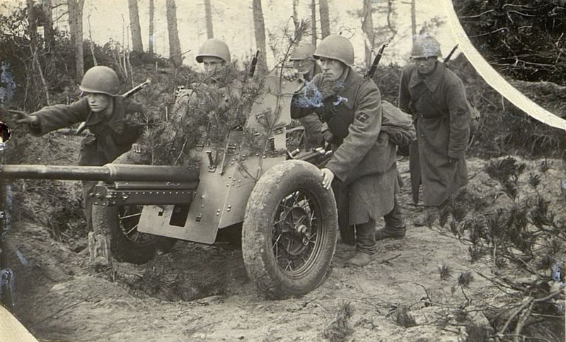 Image: Calculations of an anti-tank gun at a firing position
