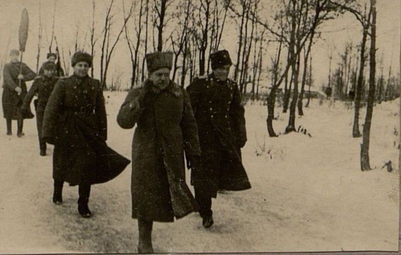 Фотография: Знамя полка вручает Командующий округом Генерал-Полковник Рейтер. Знамя полка принимает командир полка майор Жидович