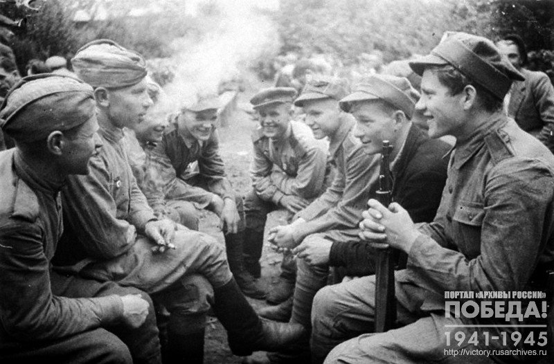 Солдаты Войска Польского беседуют с красноармейцами