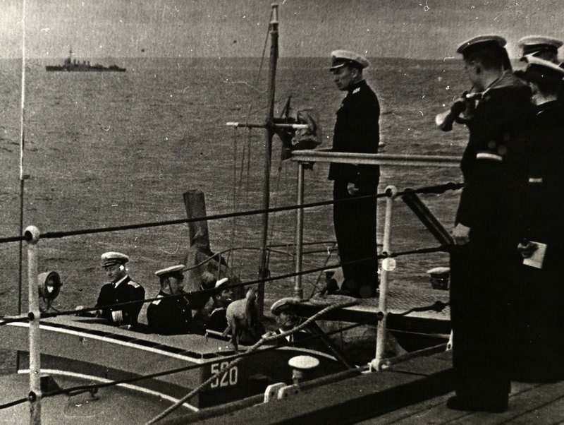Нарком ВМФ СССР, главнокомандующий ВМФ СССР, адмирал флота Н.Г. Кузнецов (крайний слева) на катере в момент отплытия одного из кораблей Черноморского Флота
