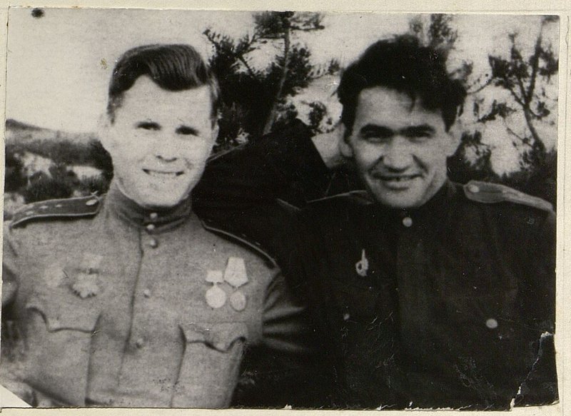 Фотография: Бывший Заместитель командир полка по тылу капитан Гиренков И.Н. и капитан Клочков. К.Н. Заместитель командира полка по технической части