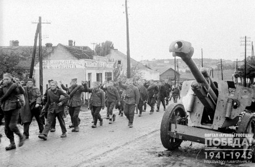 Югославские партизаны вступают в освобожденный от оккупантов Белград