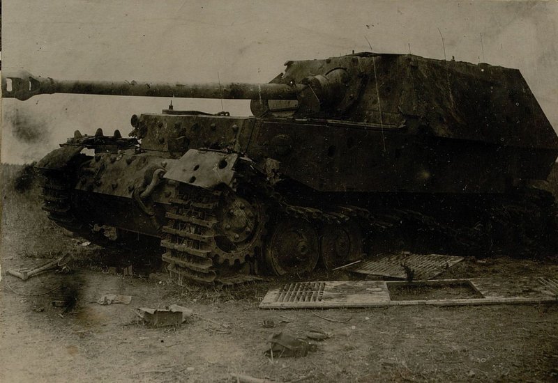Фотография: Самоходное орудие "Фердинанд", подбитое 5-7-43 г. на выс. 243.1 7-ой батареей 208 гаубичного артиллерийского полка (ГАП) 5 Артиллерийской Дивизии  Резерва Главного Командования. 122 мм гаубичным снарядом перебита гусеница