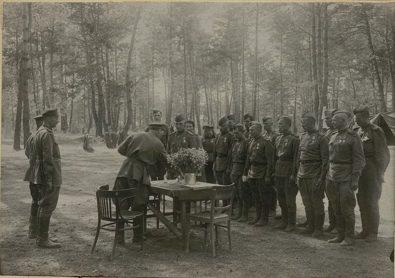 Фотография: Полковник Глухов вручает правительственные награды водительскому составу