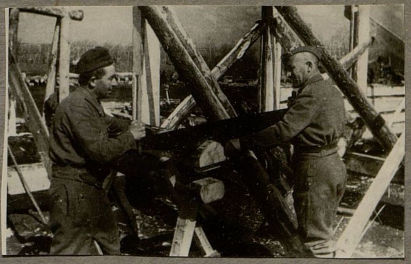 Фотография: Строительство бараков