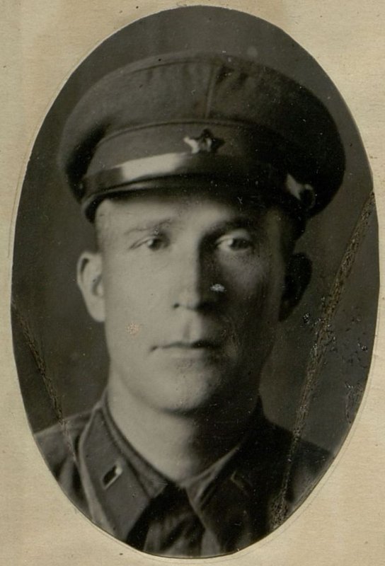 Фотография: Начальник санитарной службы полка - военврач III ранга Хозяйников