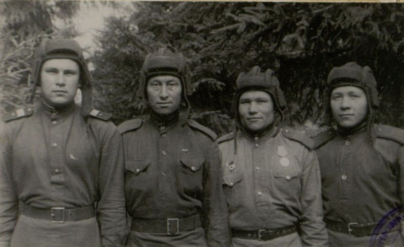 Фотография: Экипаж старший сержант Бережного (Слева направо) старший сержант Бережной, краноармеец Хамидулин, Старший Сержант  Гусев, красноармеец Власов