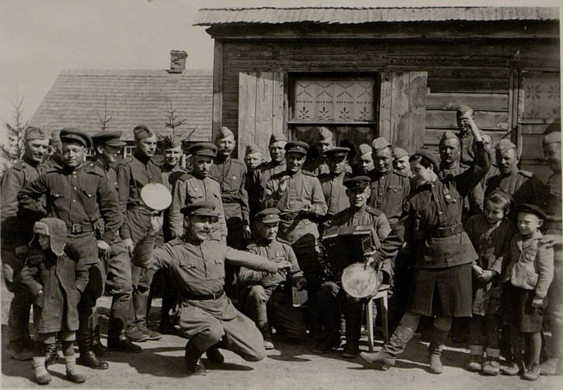 Фотография: В один из дней Праздника на нашей улице. Играет на баяне сержант Рассохин