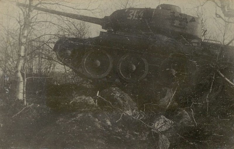 Фотография: Танк Т-34 на подъеме по каменному грунту в районе Тофте (Норвегия) кв. 3294