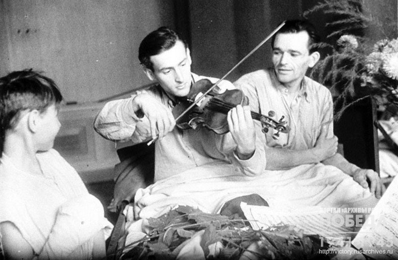 Violinist Jozef Zhukovsky suffered from the German invaders plays the violin in the hospital