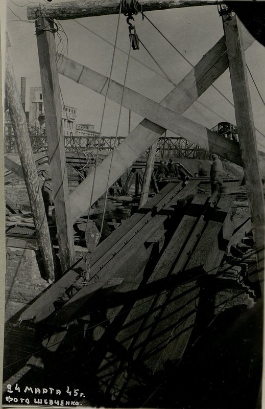 Фотография: Расчистка русла на мосту через станцию Варта. Подъемка пакетов из воды при помощи рам и блоков