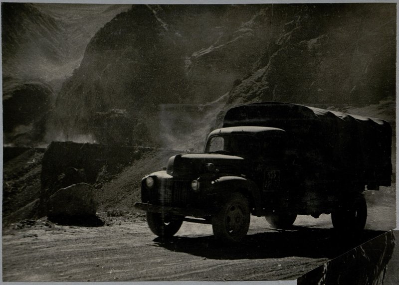 Фотография: Альбом "История 28 автомобильного полка, 1943-1944 гг."