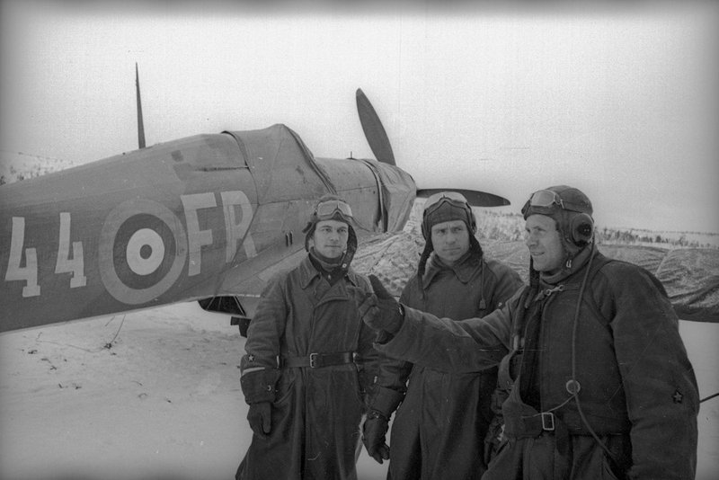 British and Soviet pilots near the Hurricane Mk II fighter