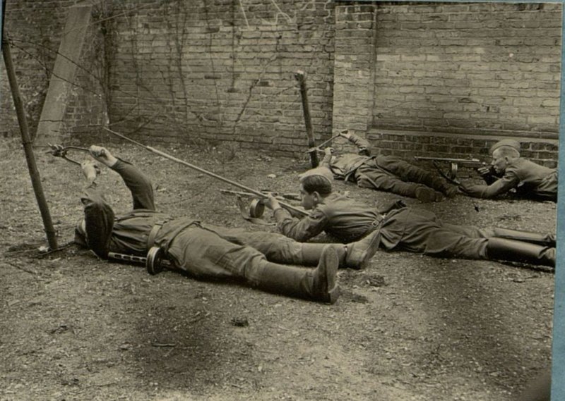 Фотография: Саперы 117 стрелковой дивизии проделывают проходы в проволочном заграждении