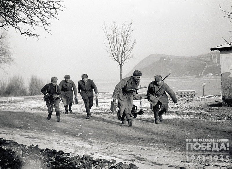 Machinegun crew under command of sub-lieutenant Gaulin changin their position during the battle of Budapest