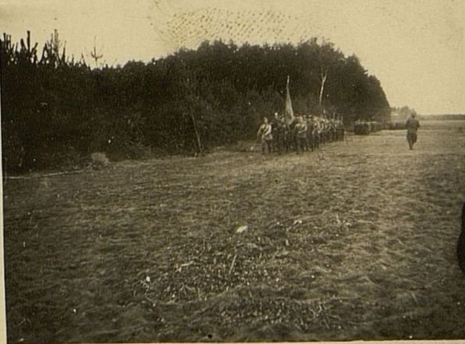 Фотография: Во главе со знаменем подразделения батальона идут на торжественное собрание посвященное 3-х летию батальона