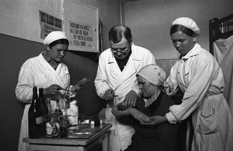 Military doctor A.L. Noskov (456th Infantry Regiment of the 109th Rifle Division of Independent Coastal Army) and nurses Medvedeva and Morozova are receiving patients at the Balaklava first-aid post.

