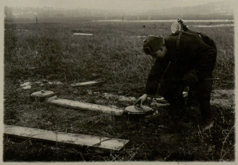 Image: Sergeant Kasin disarms a German mine