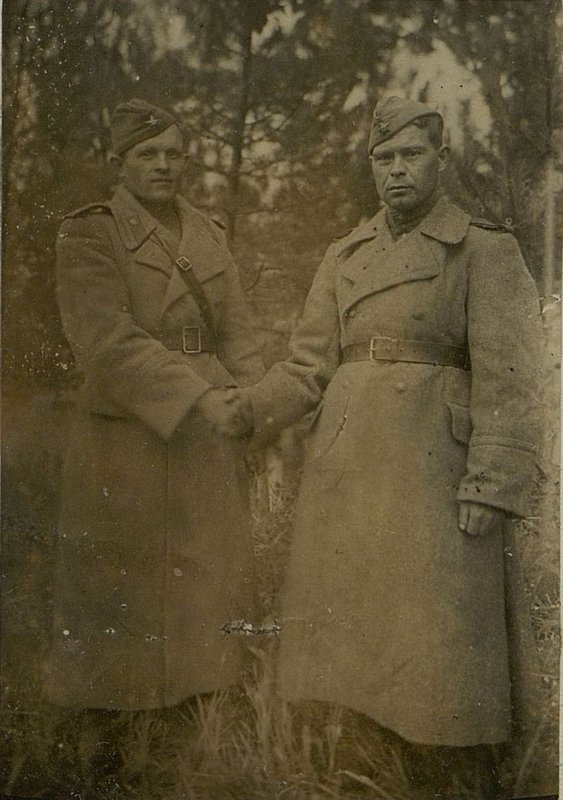 Фотография: На снимке слева лейтенант Ильин, справа лейтенант Тепротивотанкового батальонаин. "Прощание перед отъездом Тепротивотанкового батальонаина из батальона" фото Маковенка д. Пыньки, июнь 1943 г.