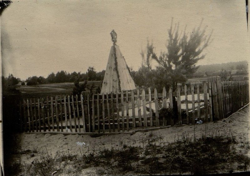 Image: Mass grave No. 2 of partisans who died in World War II, Grodno region, Zheludoksky district, Demyanovsky village council, north of the village of Demyanovtsy - 200 m