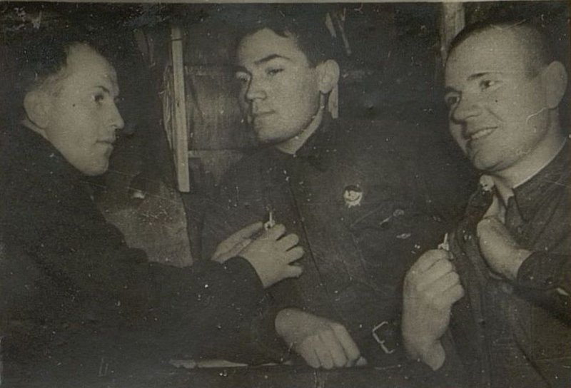 Фотография: 2 батальон. Офицер Сидрин (слева) и снайпер Жамбора после вручения им нагрудного знака "Гвардия"