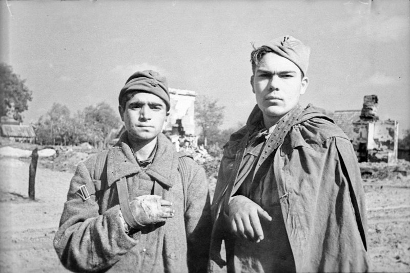 Ст. л-т А.И. Чаадаев и сержант С. Мамедов одни из первых со своими подразделениями форсировали Днепр и ранены на западном берегу