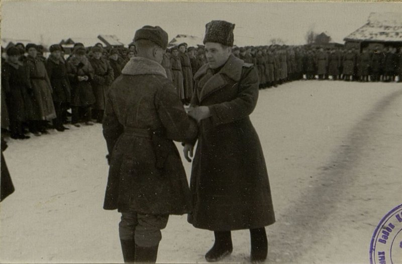 Фотография: Полковник Урванов вручает Правительственные награды бойцам и командирам мотострелково-пулемётного батальон (МСПБ) в дер. Б. Видогощь
