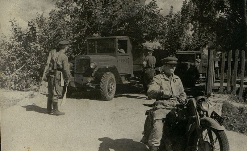 Фотография: Выход автоколонны, в голове связной мотоциклист