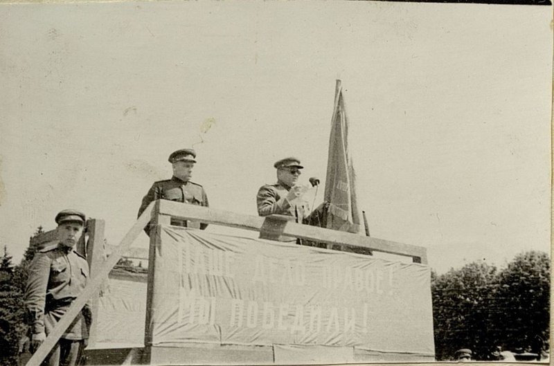Фотография: Командир дивизии Полковник Катюшин, приняв Красное Знамя, зачитывает текст Воинской присяги