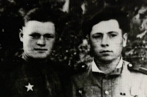 Разведчики 196-й отдельной разведроты Валентин Злобин (слева) и Валентин Лещинский