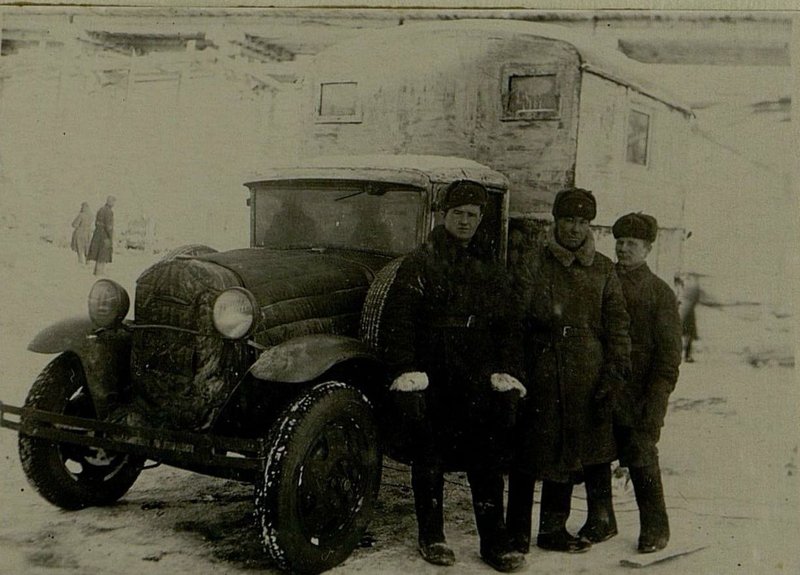 Фотография: АЗС (заправочная станция)и ее расчет отлично справившийся со своими задачами. Состав расчета: Старший Сержант  Субботин А.А., ефрейтор Королев Р., ефрейтор Куракин, краноармеец Капитанов, краноармеец Чертопрудов и водитель Некрасов