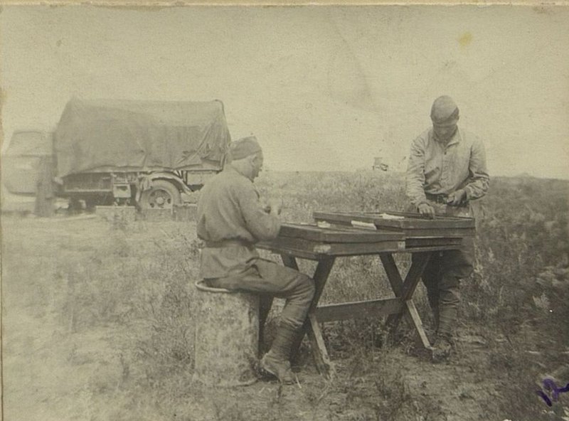 Фотография: Наборщики типографии дивизионной газеты "Красноармеец" старшина В.М. Афанасьев и красноармеец И.С. Гуменов набирают очередной номер газеты